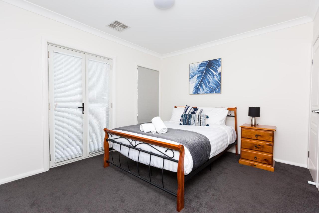 4 Bedroom Inner City Townhouse - Sleeps 9 !! Wagga Wagga Exterior photo