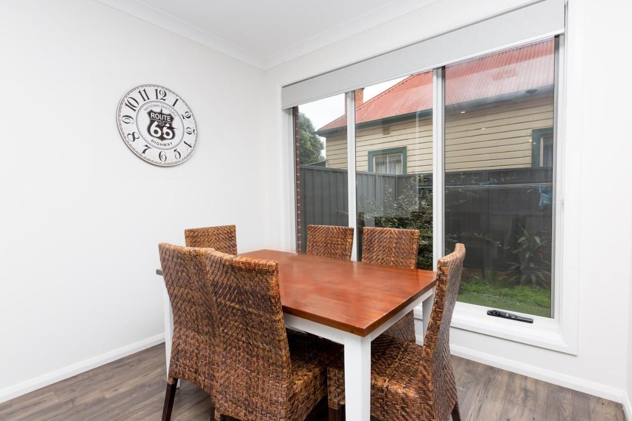 4 Bedroom Inner City Townhouse - Sleeps 9 !! Wagga Wagga Exterior photo